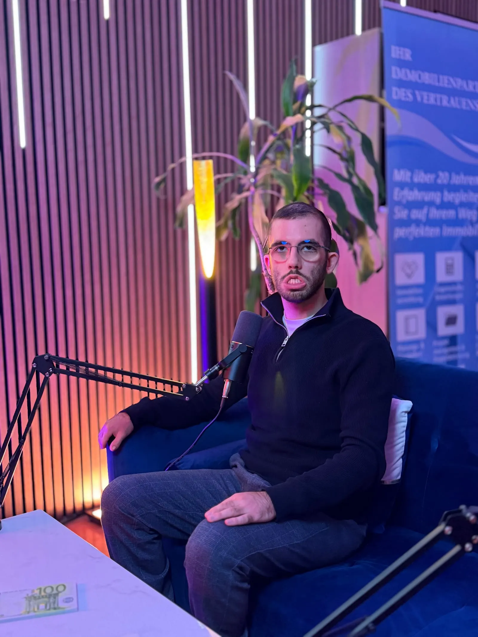 Noam Lior Achunov als Gast im Podcast-Studio