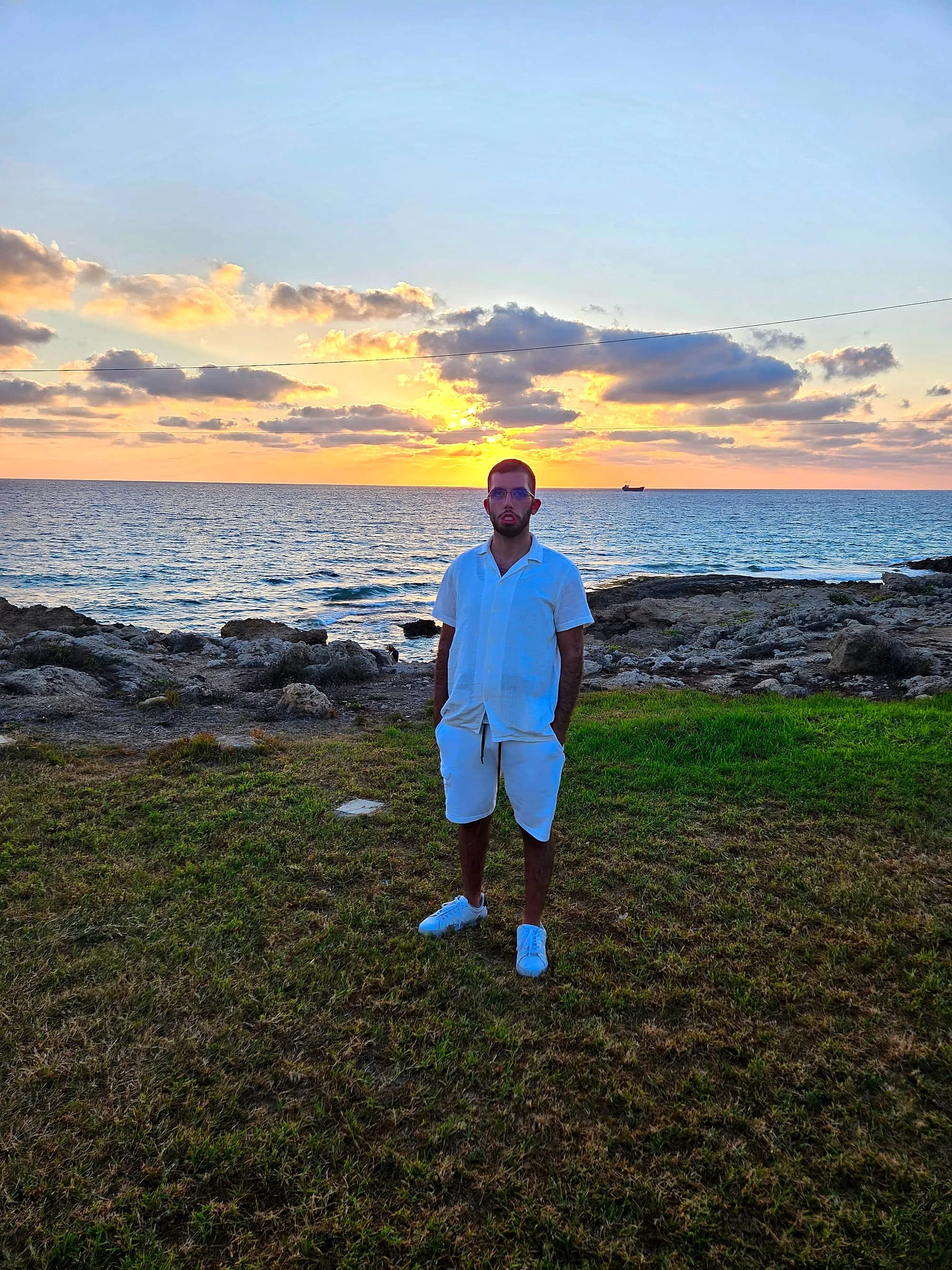 Noam Lior Achunov am Strand bei Sonnenuntergang