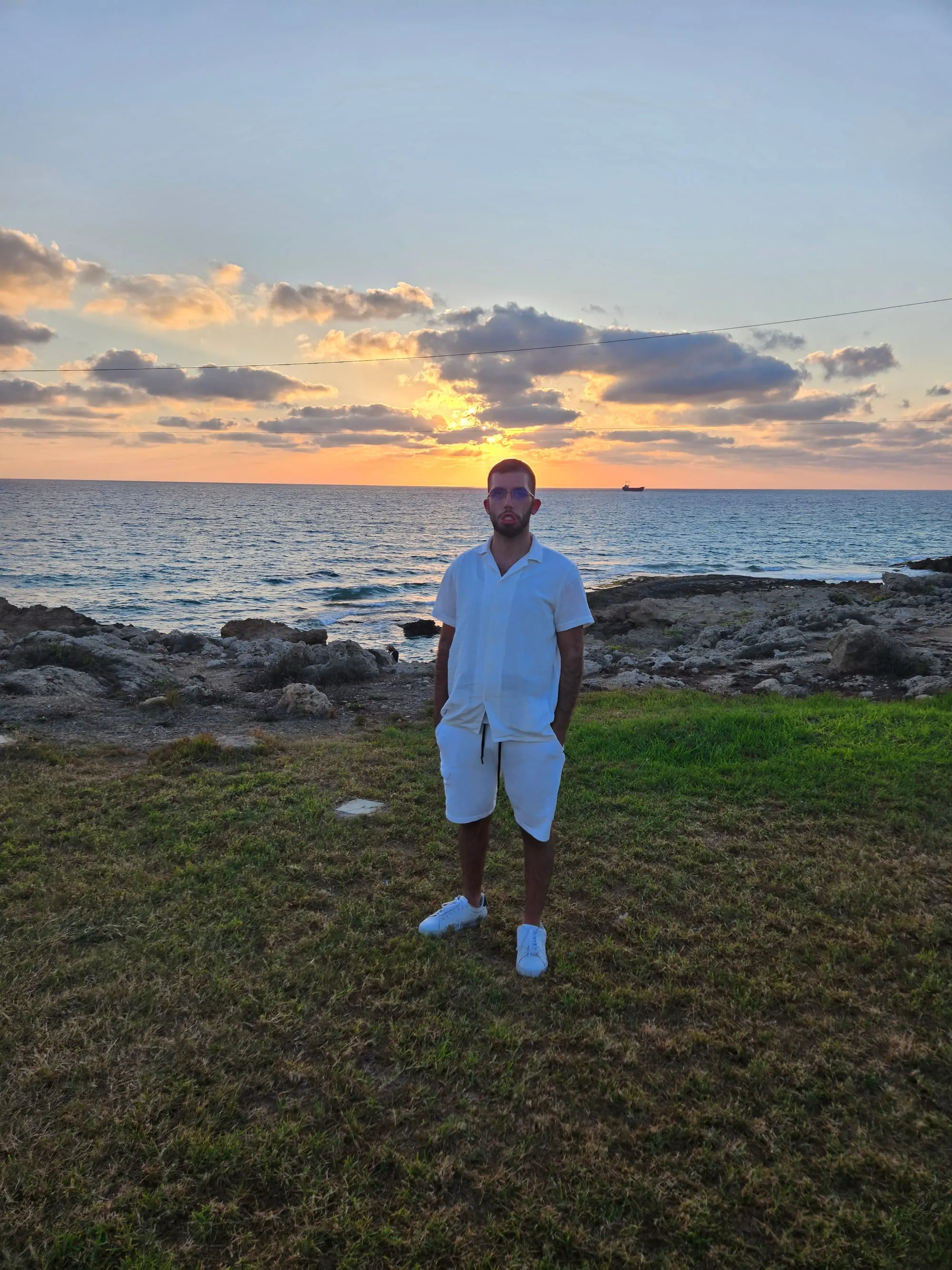 Noam Lior am Meer bei Sonnenuntergang